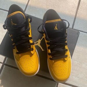 🔥🔥NWT Jordan 1 low Grade school sz 6.5🔥🔥